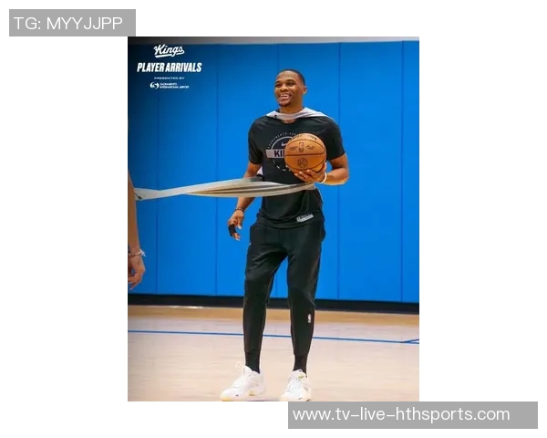 威少训练馆挥汗如雨新赛季去向仍悬而未决引发球迷热议