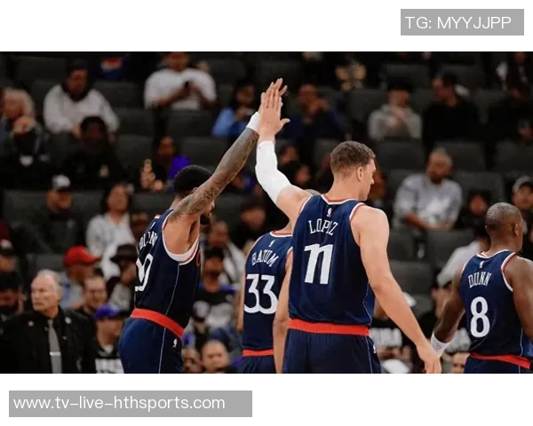 小卡上半场表现抢眼两分全中三分稍显失准罚球稳健贡献17分